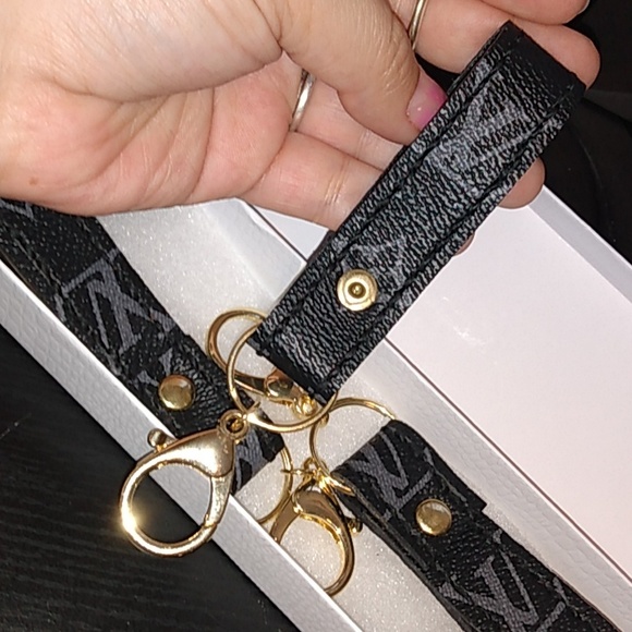 Louis Vuitton monogram keychain - Picture 2 of 3